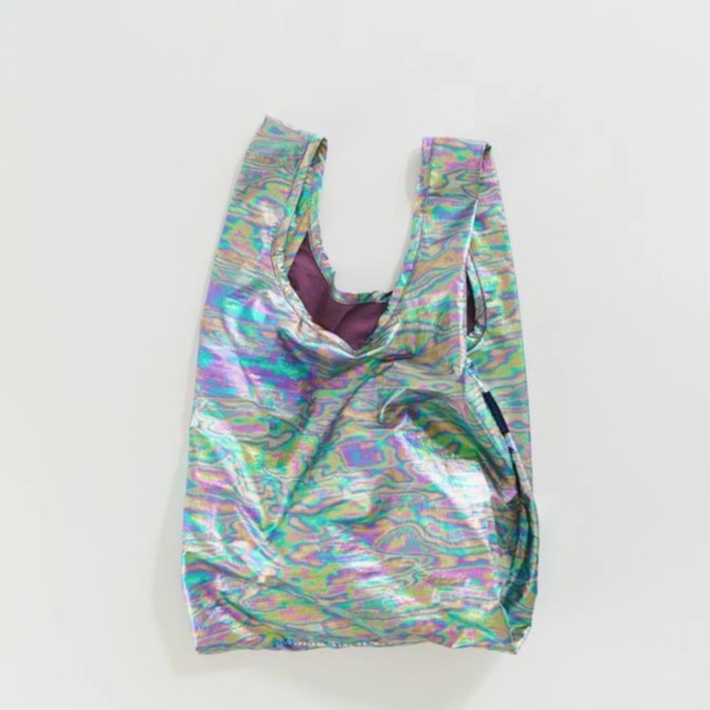 BAGGU Standard Reuseable Shopping Tote in Rainbow Metallic (Oil Slick)